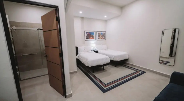 Полулюкс The Looking Glass Hotel