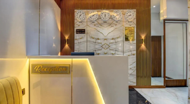 Hotel Majestic Crest