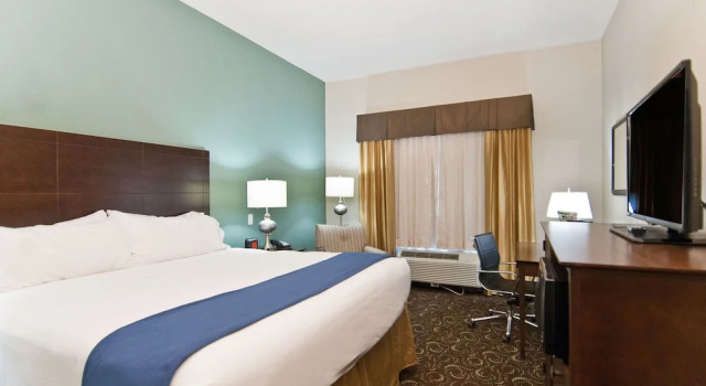 Люкс c 1 комнатой Holiday Inn Express & Suites San Antonio Frost Bank Center by IHG