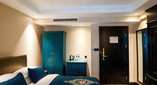 Guiyang Seven Garden - Spring Hotel (Fountain Metro Station Taiping Road Netflix Street Shop)