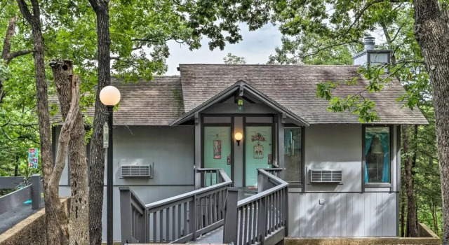 Коттедж < 1 Mi to Lake! Osage Beach Home w/ Furnished Deck