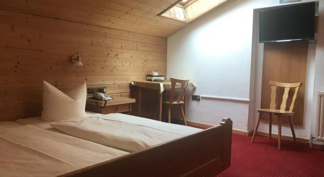 Hotel Andrea, Book Hotel Zams Inntal