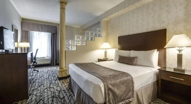 Люкс Monte Carlo Inn Oakville Suites