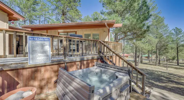 Ruidoso Cabin w/ Hot Tub ~ 2 Mi to Grindstone Lake, Varaa Lomakoti Ruidoso New Mexico