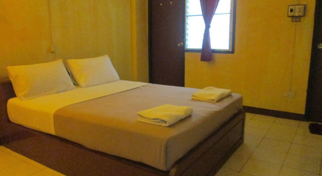 Royal Guesthouse at Chiang Mai Old City By Hjz, Забронировать Отель Отели Чиангмай с парковкой, рядом с Wat Srisupan, Парковка