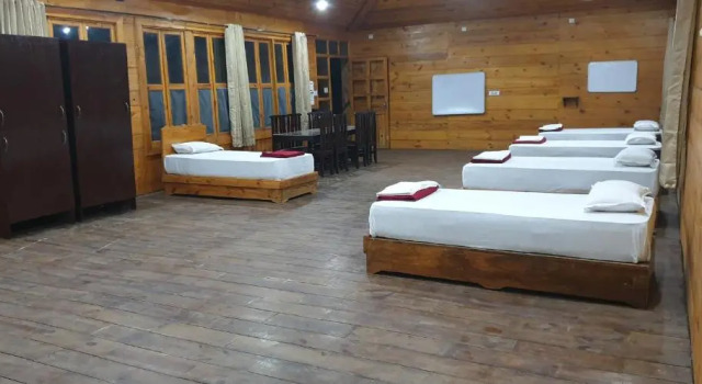 Кровать в общем номере Brushwood Villa- Cottages