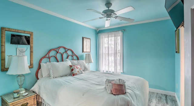 Breezy Murrells Inlet Condo w/ Deck: Walk to Beach