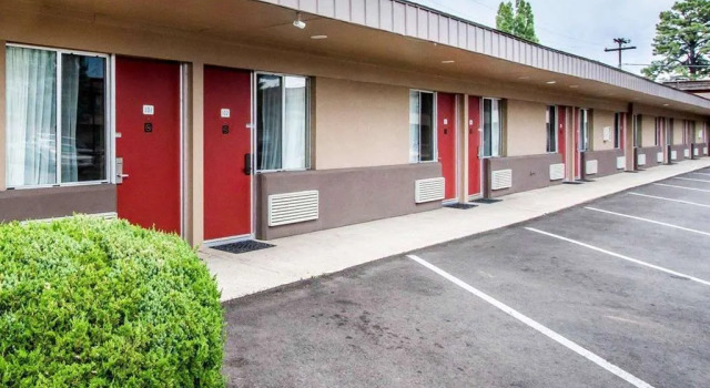Econo Lodge University, Забронировать Отель Отели Флагстафф с парковкой, рядом с Greater Flagstaff Chamber of Commerce, Парковка