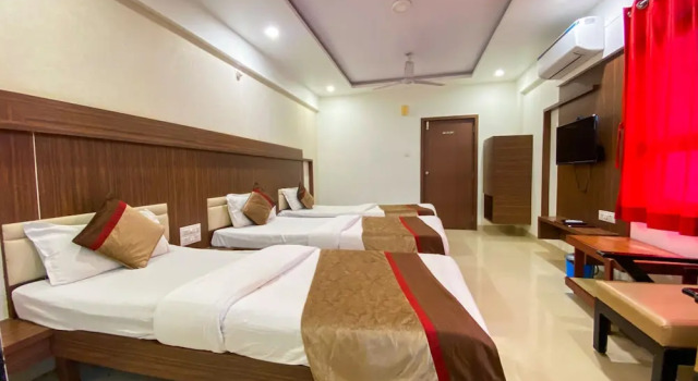 Deluxe Kolmen hengen huone Hotel Gomti
