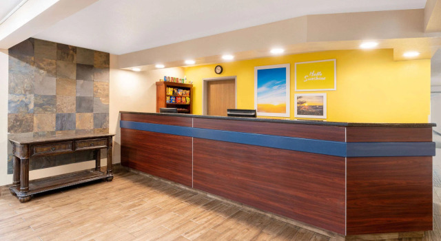 Days Inn & Suites by Wyndham Greeley, 预订 酒店 格里利 科罗拉多州