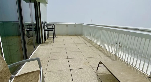 Четырёхместный номер Standard с балконом The Island House Hotel a Doubletree by Hilton