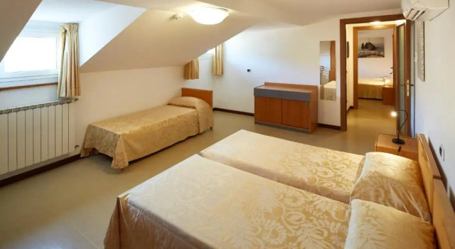 Четырёхместный номер Standard Мансарда Hotel Villa Adriana