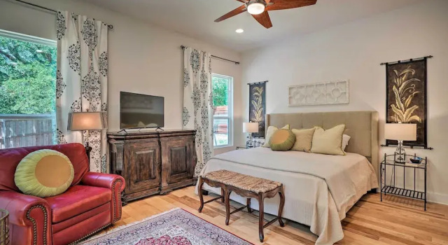 Коттедж Walk to Lake Austin: Spacious Getaway w/ Patio