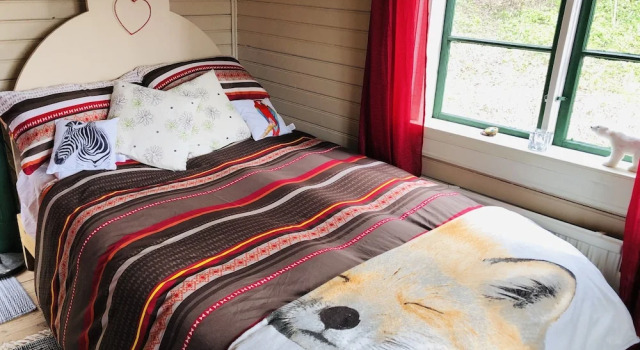 Tranquil Lakeside Cottage Retreat, Rezerwuj Dom wakacyjny Hotele w Svealand z parkingiem, Parking