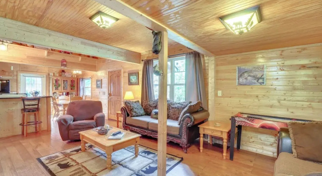 'just Fur Relaxin' Sevierville Cabin w/ Hot Tub!, Забронировать Дом для отпуска Отели Пиджен-Фордж с парковкой, рядом с Семейный парк Goats on the Roof, Парковка