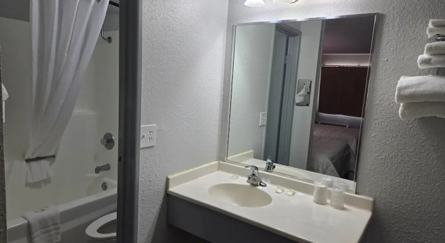 Номер Standard Home-Towne Lodge