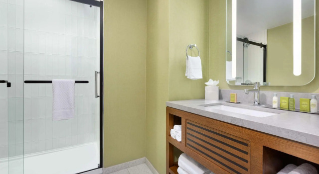 Четырёхместный номер Standard DoubleTree by Hilton Campbell - Pruneyard Plaza