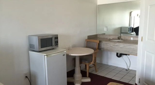 Четырёхместный номер Standard Mayfair Motel