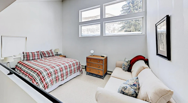 3BR w/ Fireplace, Pool, & Hot Tub
