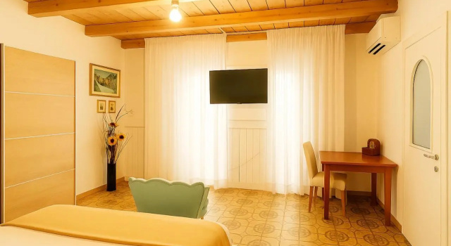 Amalfi Coast Room, Забронировать Гостевой дом Гостевые дома Амальфи, рядом с Cloister of Paradise Chiostro del Paradiso, Гостевой дом