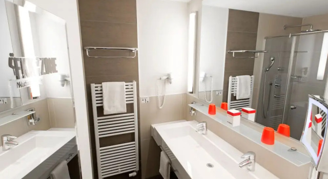 Кровать в общем номере DORMERO Schlosshotel Reichenschwand