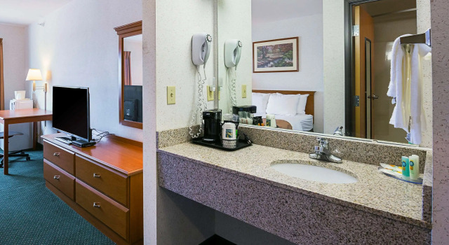 Четырёхместный номер Standard Quality Inn & Suites Belmont - Platteville