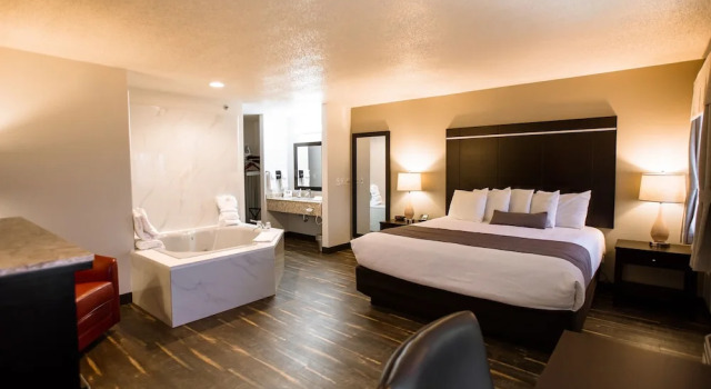 Люкс Deluxe Ten Pin Inn & Suites