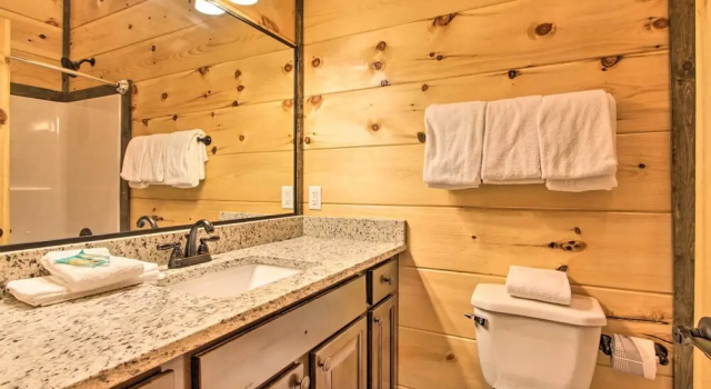 Коттедж Luxe Cabin w/ Home Theater < 2 Miles to Gatlinburg