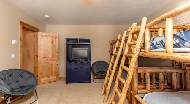 New Listing! Upscale W/ Private Hot Tub 5 Bedroom Townhouse