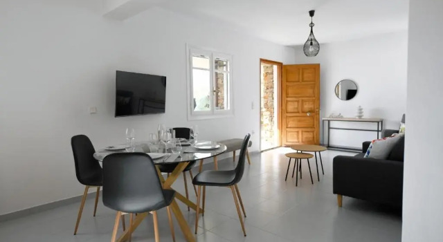 Vourkari Modern Apartment Overlooking the Marina of Vourkari, Prenota Appartamento Vourkarion 