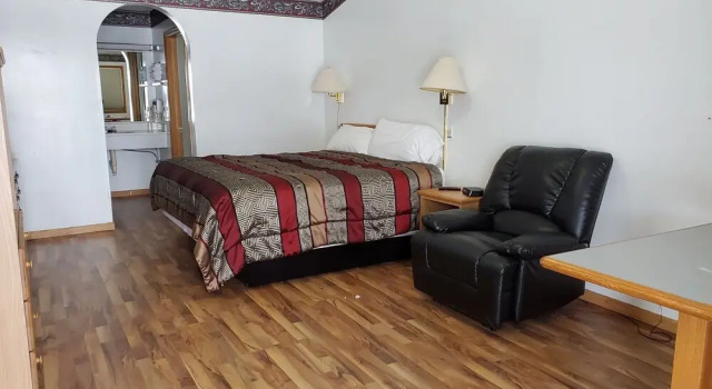 Komfortowy dwuosobowy pokój Colonial Manor Motel