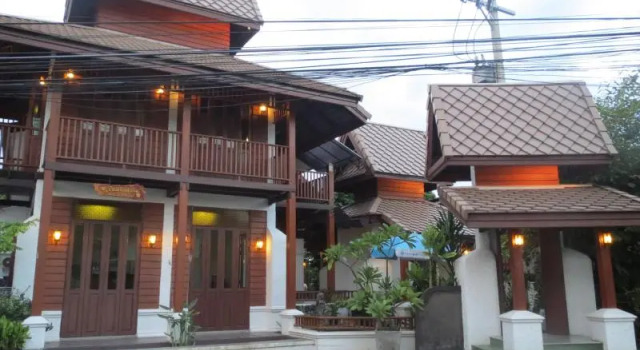 Кровать в общем номере Baanlek Home Stay