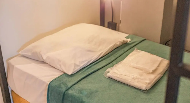 Кровать в общем номере (мужской номер) URB Hotel