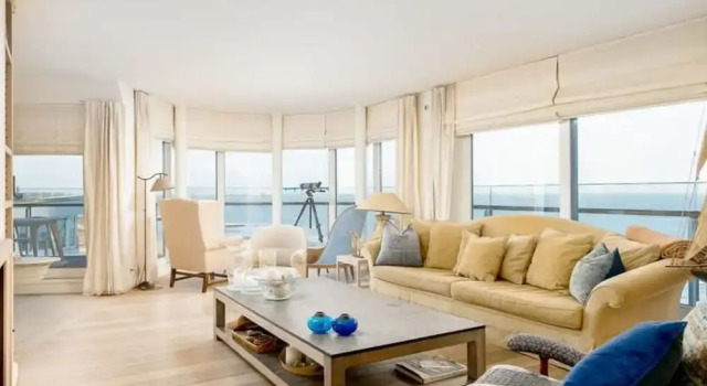 Апартаменты Stunning Penthouse With Free Parking and sea View
