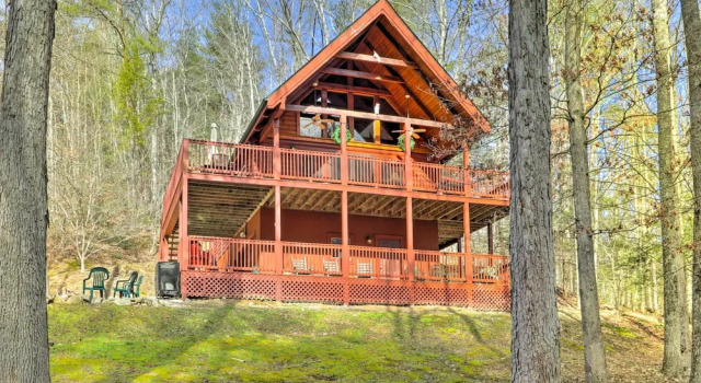 Коттедж с 3 комнатами с балконом Deck & Game Room: Creekside Cabin in Sevierville