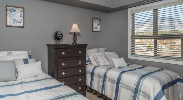 Modern Cozy 2 Bed 2 Bath with Lake and Mountain Views Pool and Hot Tub