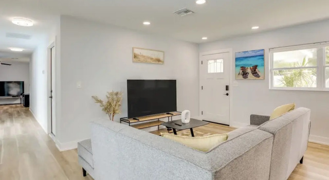 3 Mi to Beach: Modern Retreat in Largo!, จอง บ้านพักตากอากาศ Largo Pinellas County
