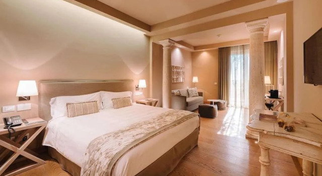 Otilia Belstaybunq, Prenota Hotel Via Veneto 