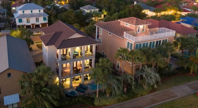 Villa Destiny 6 Bedroom Holiday Home by Five Star Properties, Book Villa Sommerhuse i Emerald Coast, Hytte