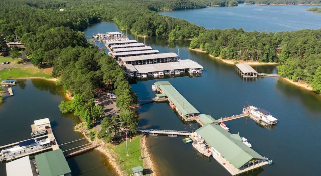 Lake view two bedroom, two bath Harbor North luxuryloft cottage with private hot tub overlooking Lake Ouachita. by RedAwning, Boek Vakantiehuis Hotels in Missouri met zwembad, Zwembad