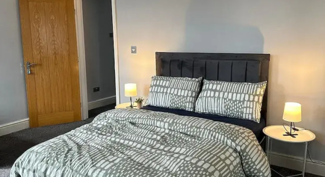 Cozy Manchester House - Stay With Host Onsite