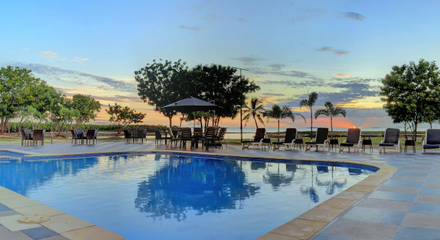 Кровать в общем номере Nila Beach Resort