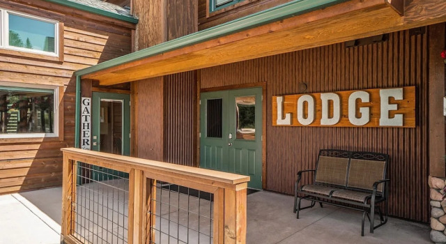 Solitude Elk Room 101 - Estes Park 1 Bedroom Studio by RedAwning, Забронировать Апартаменты/квартира Отели Эстес-Парк с парковкой, рядом с Lake Estes, Парковка