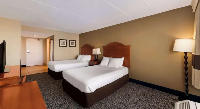Четырёхместный номер Standard с балконом и с красивым видом из окна Comfort Inn South Oceanfront