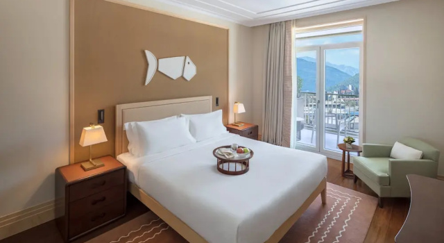 Двухместный номер Premium с балконом и с видом на бассейн Regent Porto Montenegro