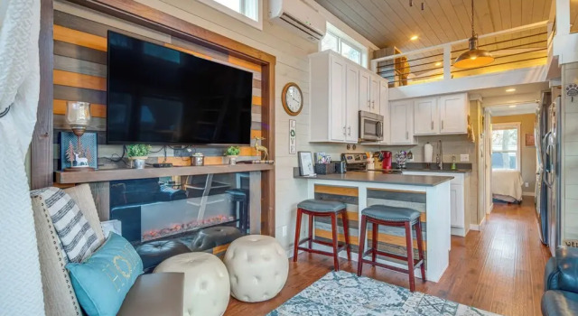 Tiny Home in Flat Rock: Easy Access to I-26!, Забронировать Дом для отпуска Отели Флэт-Рок с парковкой, Парковка