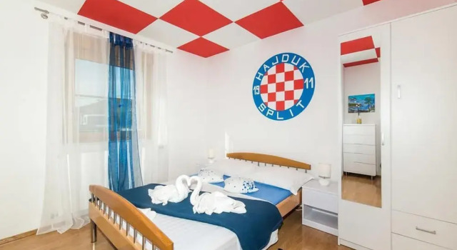 Spacious Holiday Home With Pool and Hot Tub in Kastel Stari, Rezerwuj Dom wakacyjny Hotele w Split-Dalmatia County z parkingiem, Parking