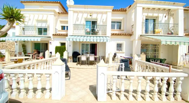 Beautiful Bungalow in front of the Beach with pool