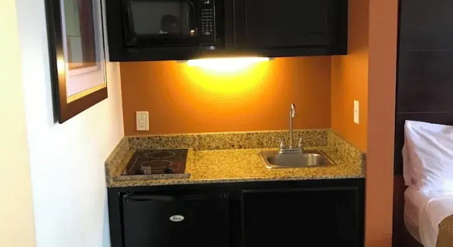 Deluxe Zimmer Executive Inn and Suites