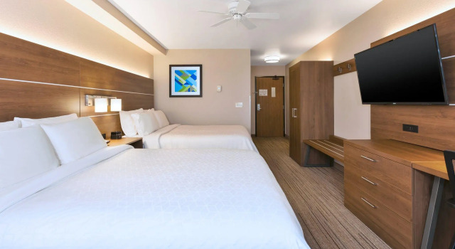 Четырёхместный номер Standard с красивым видом из окна Holiday Inn Express Hotel & Suites Petoskey by IHG